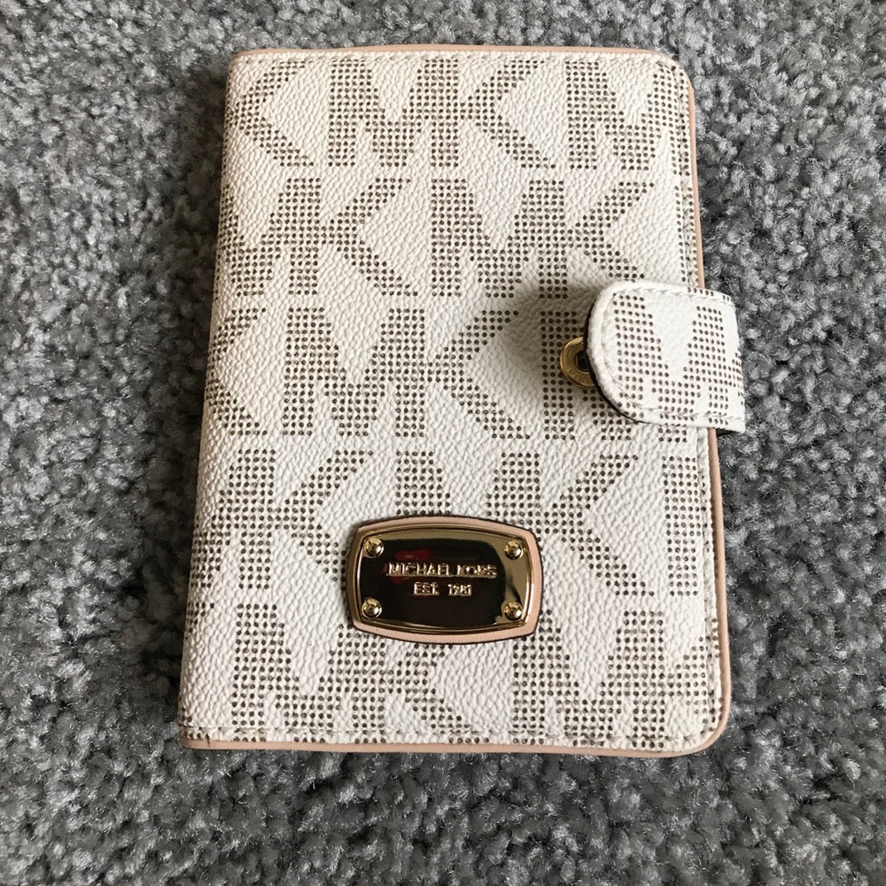 New with tag passport cover Michael Kors